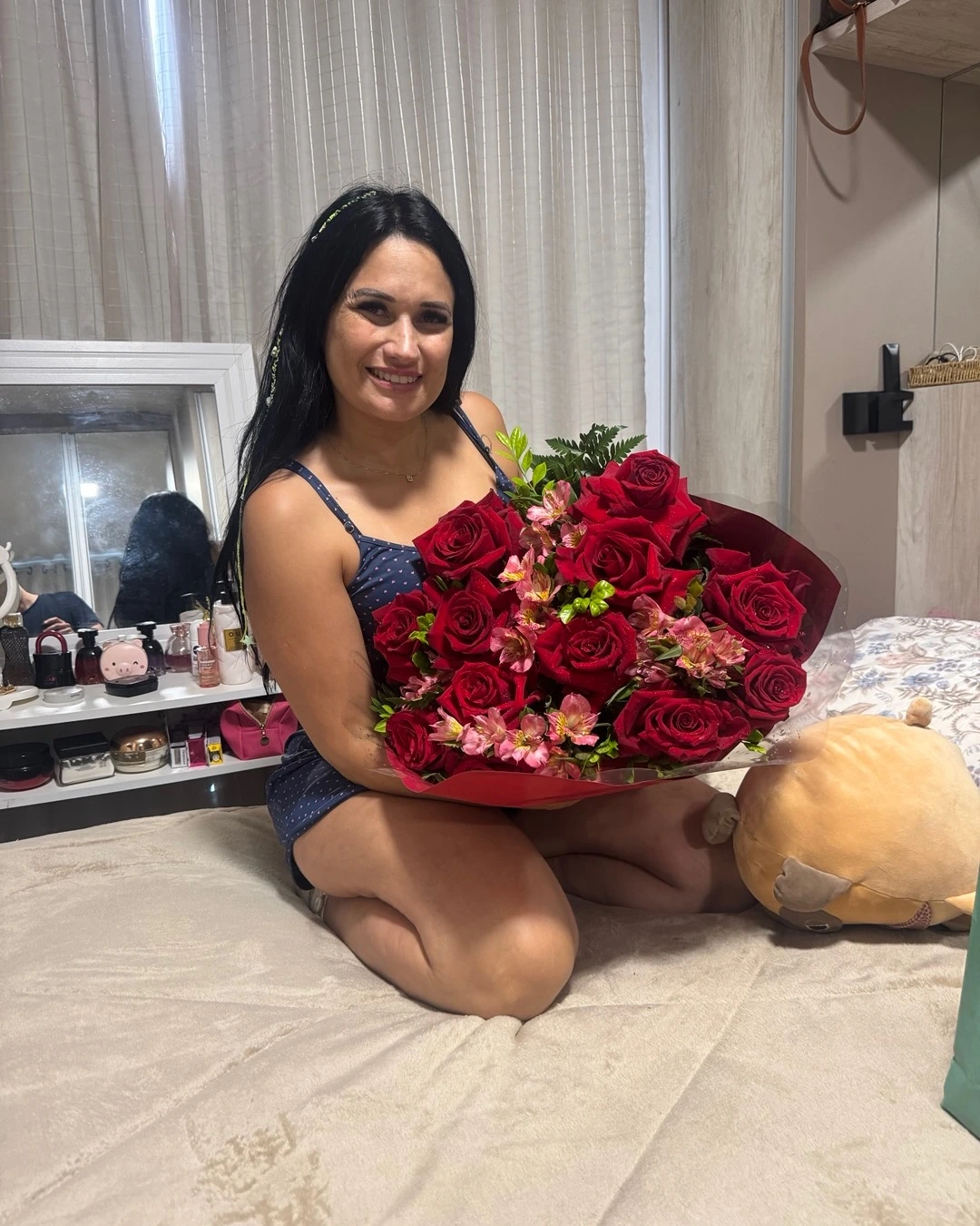Modelo segurando um buquê de rosas vermelhas